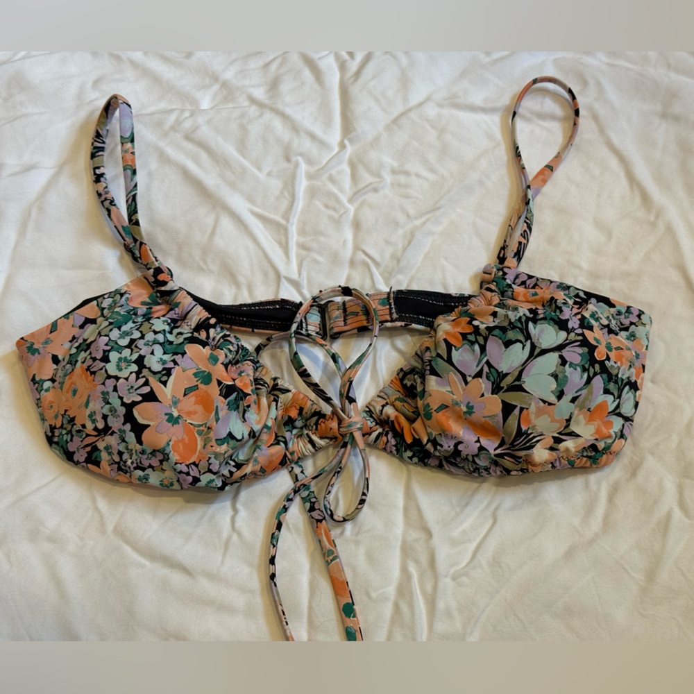 Billabong size Small tie front bikini top. Floral print. Adjustable straps